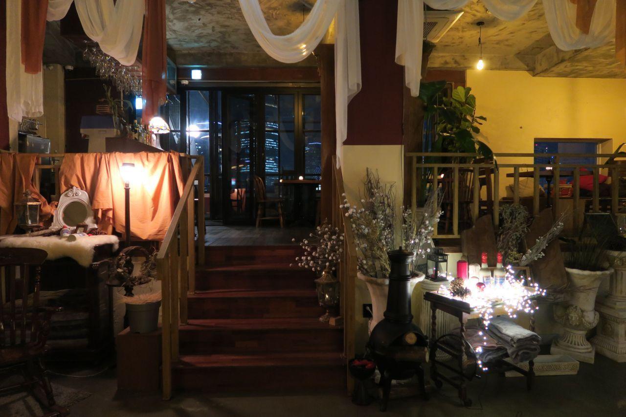 ソウリズムカフェのインテリアデザイン、間接照明と暖かいムード